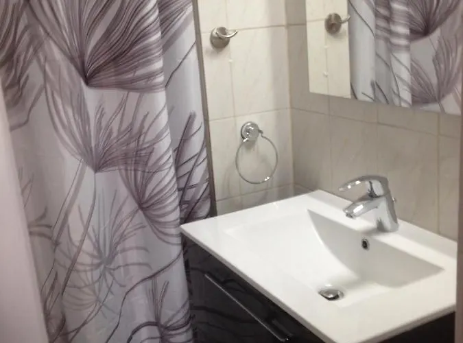 Avec Wifi A 50 M De La Dans Rue Pietonne * Κολιούρ